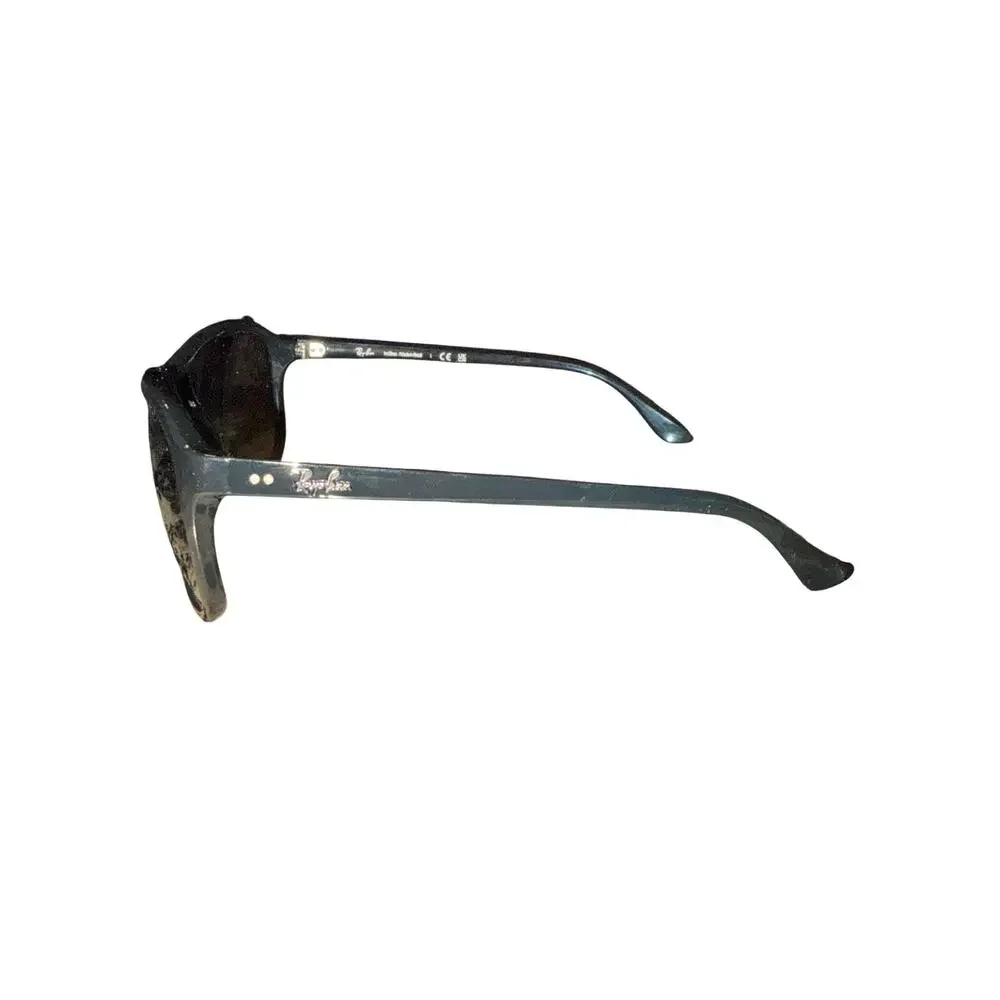Ray-Ban cracks no